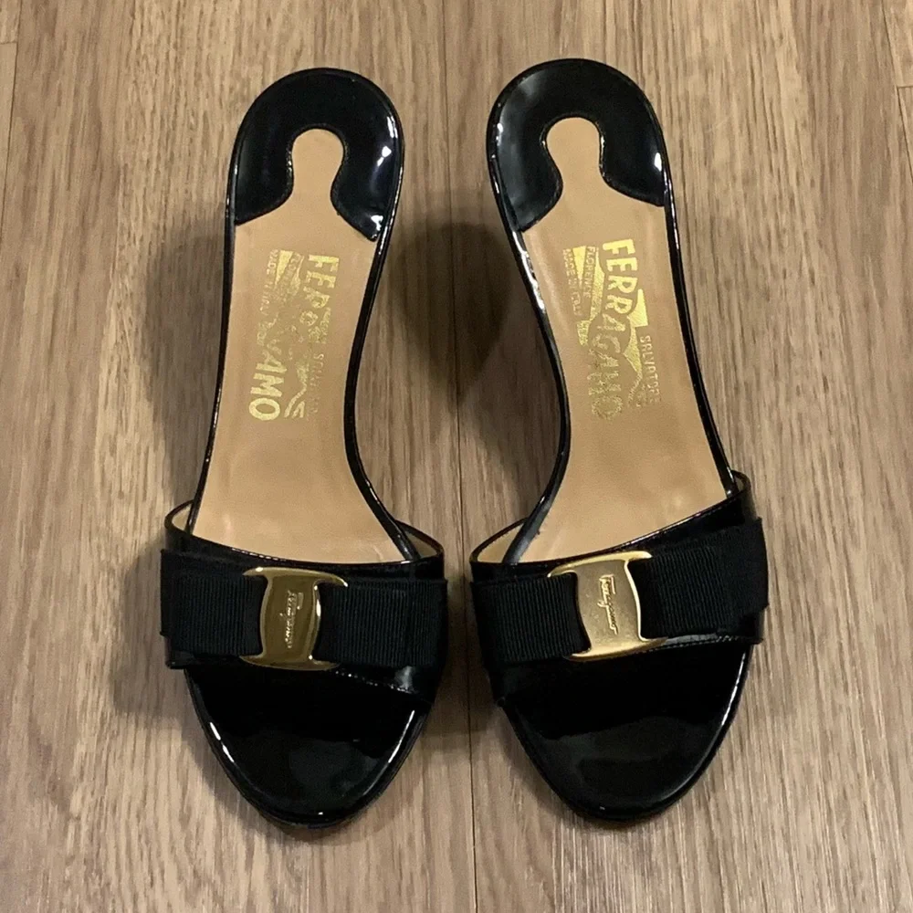 Salvatore Ferragamo Patent Leather Vara Bow Slide Sandals Size 6,5 Black - Picture 14 of 14